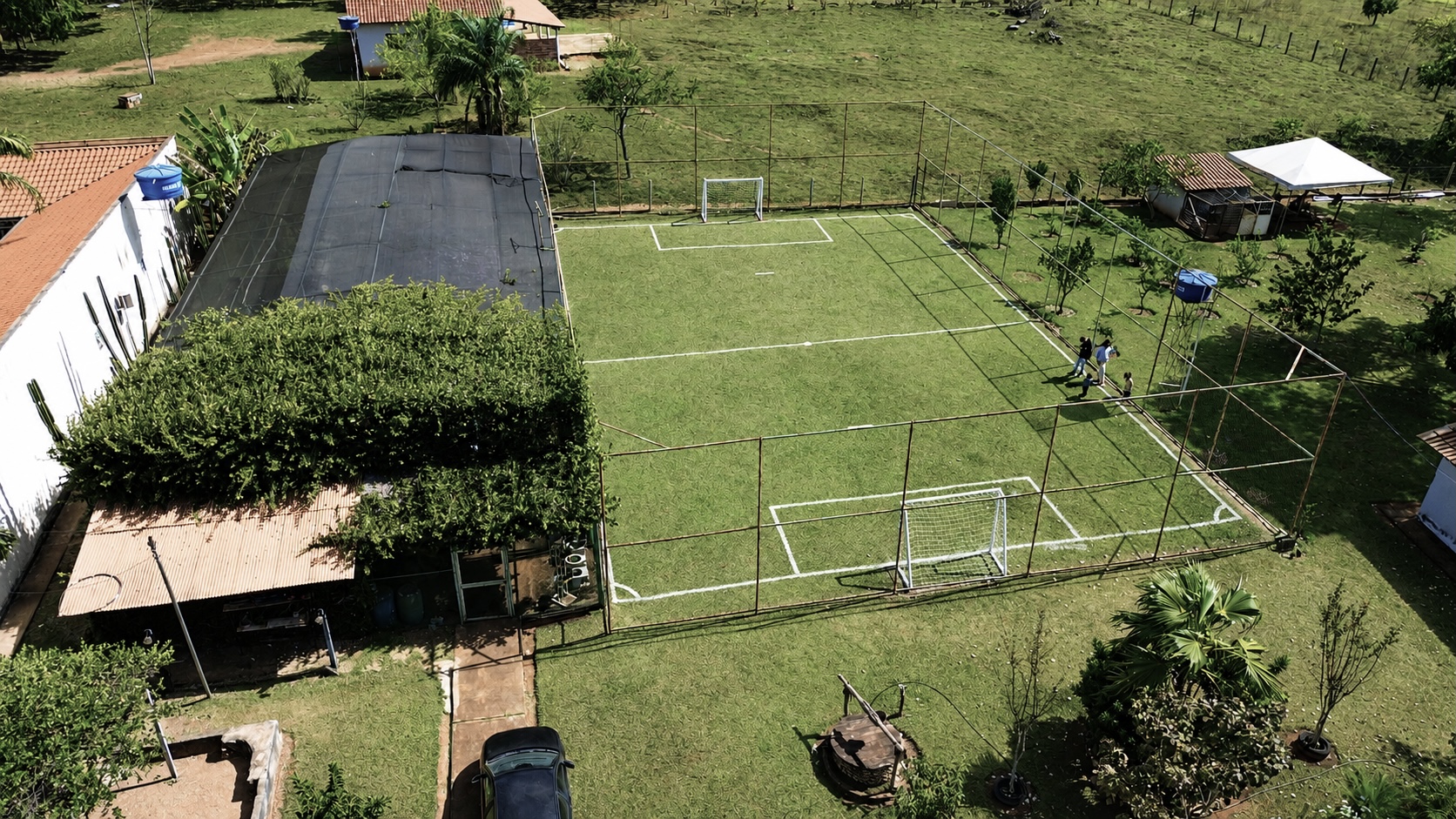 Campo de futebol gramado com alambrado